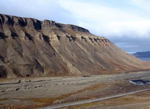Вид от рудника Gruve 2b. На склоне горы видна трасса с вагонетками для транспортировки угля из другой шахты.