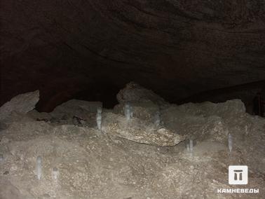 Лёд. Ледяные сталагмиты в Кунгурской ледяной пещере
