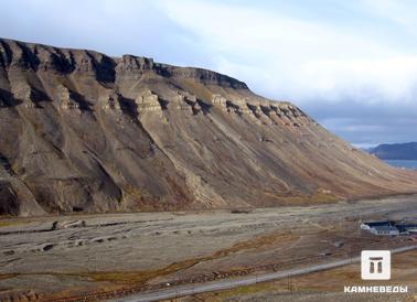 Вид от рудника Gruve 2b. На склоне горы видна трасса с вагонетками для транспортировки угля из другой шахты.