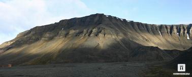 В этой горе велась добыча угля. Вход в заброшенную угольную шахту Gruve 2b виден на склоне горы в самой левой части фото.