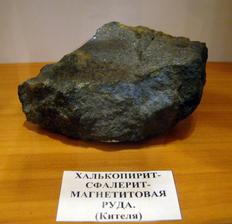 Магнетит, Сфалерит, Халькопирит. Халькопирит-сфалерит-магнетитовая руда из отвалов шахты Кительского месторождения олова.