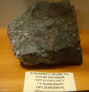 Магнетит. Флюорит-слюдисто-магнетитовый метасоматит с сульфидным оруденением.