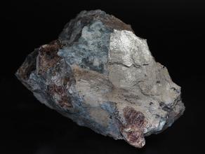 Мурманит, Натролит, Эвдиалит. Мурманит (бежевый) с натролитом (белый) и эвдиалитом (красный). В ассоциации с перечисленными минералами в образце присутствуют манганнептунит и раит.
Музей Камневеды, образец №522.