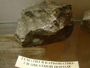 Гематит. Гематит в карбонатно-силикатной породе из отвалов шахт Клара-II или Клара-II.