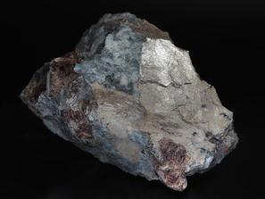 Мурманит, Натролит, Эвдиалит. Мурманит (бежевый) с натролитом (белый) и эвдиалитом (красный). В ассоциации с перечисленными минералами в образце присутствуют манганнептунит и раит.
Музей Камневеды, образец №522.