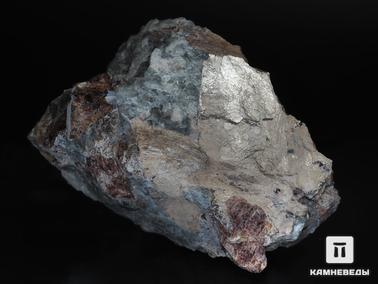 Мурманит, Натролит, Эвдиалит. Мурманит (бежевый) с натролитом (белый) и эвдиалитом (красный). В ассоциации с перечисленными минералами в образце присутствуют манганнептунит и раит.
Музей Камневеды, образец №522.