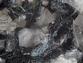 Буланжерит, Кварц. Буланжерит (игольчатые кристаллы с металлическим блеском) в кварце.
Музей Камневеды, образец №331