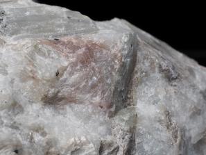Агреллит, Альбит, Мизерит. Пластинчатый агреллит и розовый мизерит в альбите.
Музей Камневеды, образец №256