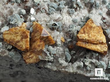 Гельвин. Гельвин (крупные пирамидальные кристаллы) на породе. 
Музей Камневеды, образец №524