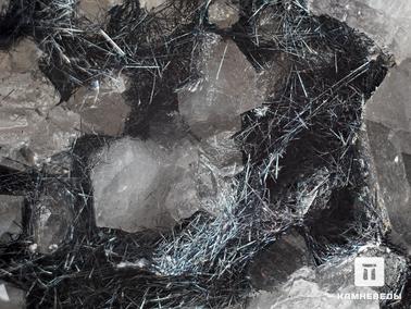 Буланжерит, Кварц. Буланжерит (игольчатые кристаллы с металлическим блеском) в кварце.
Музей Камневеды, образец №331
