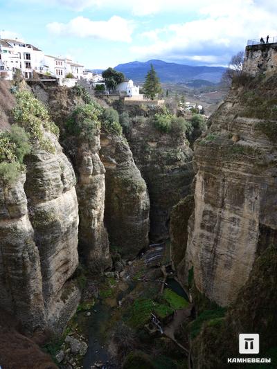 Ущелье в Ронде. Ущелье реки Гуадалевин в г. Ронда (Málaga, Испания)