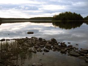 Озеро Сундозеро в месте выходы железных озерных руд