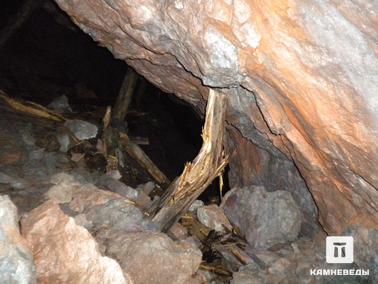 В штольне железорудного рудника Рогосельга. В руднике сохранились старые деревянные опоры.