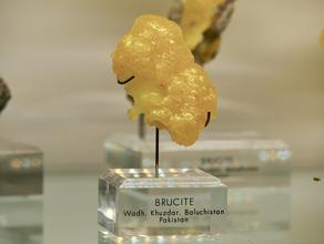 Брусит. Образец брусита сфотографирован на выставке Mineralientage Munchen 2018 (Мюнхен, Германия)