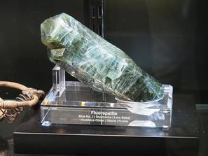 Фторапатит. Образец фторапатита сфотографирован на выставке Mineralientage Munchen 2018 (Мюнхен, Германия)