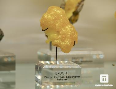 Брусит. Образец брусита сфотографирован на выставке Mineralientage Munchen 2018 (Мюнхен, Германия)