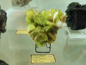 Бразилианит. Образец бразилианита сфотографирован на выставке Mineralientage Munchen 2018 (Мюнхен, Германия)