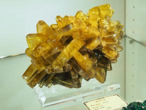 Барит. Друза кристаллов барита. Образец сфотографирован на выставке Mineralientage Munchen 2018 (Мюнхен, Германия)