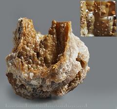 Халцедон, Пирит. Тонкостенная халцедоновая жеода, выстланная внутри мелкими (~0,3 мм) октаэдрическими кристаллами пирита