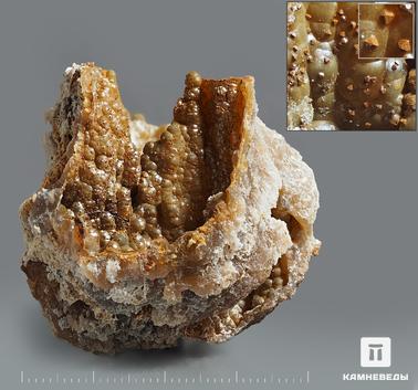 Халцедон, Пирит. Тонкостенная халцедоновая жеода, выстланная внутри мелкими (~0,3 мм) октаэдрическими кристаллами пирита