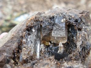 Гипс. Жеода, заполненная кристаллами гипса, прокрашенными природным битумом.