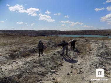 В южной части Астафьевского месторождения. Обширные канавы, выкопанные предшественниками в южной части отвалов месторождения. В них до сих пор попадаются крупные кристаллы кварца.