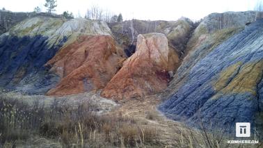 Разноцветные глиняные отвалы на западной части месторождения