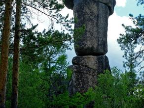 «Идол». Скальник «Идол» — один из самых известных на Олхинском плато.
