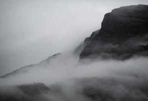 Скалы в облаках. Ловозерские тундры. Южный берег Сейдозера.