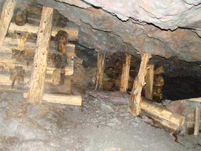 Старые деревянные крепи в подземном руднике Рогосельга