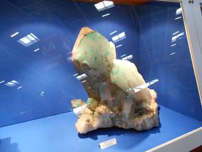 Ахоит, Кварц. Образец ахоита в крупных кристаллах кварца на Международной минералогической выставке в Мюнхене (Mineralientage München 2012).