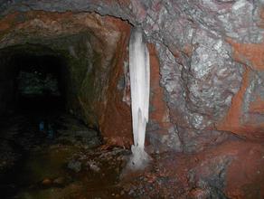 Обогащенные гематитом вмещающие горные породы в подземном руднике Рогосельга