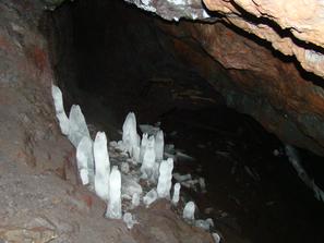 Сталагмиты льда в подземном руднике Рогосельга
