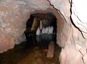 Сталагмиты льда в затопленной части подземного рудника Рогосельга