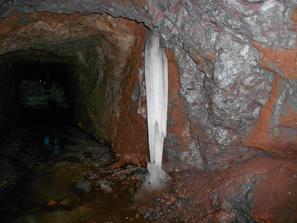 Обогащенные гематитом вмещающие горные породы в подземном руднике Рогосельга