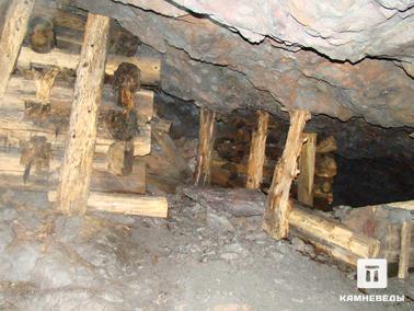 Старые деревянные крепи в подземном руднике Рогосельга