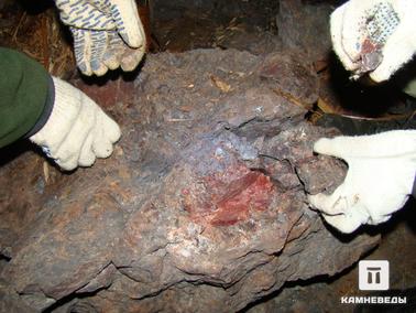 Ожелезненный коричневый кварц в подземном руднике Рогосельга. Ожелезненный коричневый кварц с серебристым, обогащенным гематитом, метаморфическим сланцем.