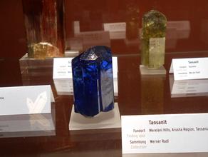 Танзанит. Кристалл танзанита (цоизита).
Фото сделано на минералогической выставке "Mineralientage München 2012" в Мюнхене.