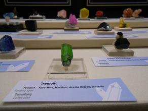 Тремолит. Кристалл хромистого тремолита.
Фото сделано на минералогической выставке "Mineralientage München 2012" в Мюнхене.