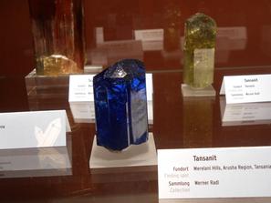 Танзанит. Кристалл танзанита (цоизита).
Фото сделано на минералогической выставке "Mineralientage München 2012" в Мюнхене.