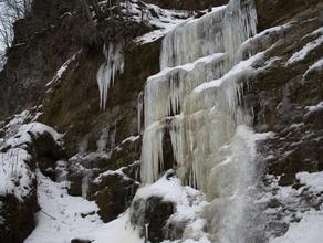 Замерзший водопад Мартса. Водопад Мартса — второй по высоте в Эстонии. Зимой он замерзает.