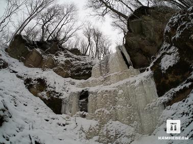 Водопад Сака. Водопад в песчаниках, образовавший оползневую чашу