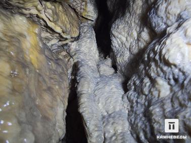 Заячья щель. Естественная обнатеченная трещина в Гурьевских каменоломнях («Заячья щель»)