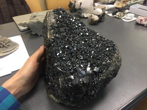 Андрадит. Друза кристаллов андрадита. Вес образца 12,3 кг.